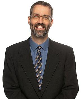 Headshot photo of 埃里克·詹姆斯 standing in front of a white background.