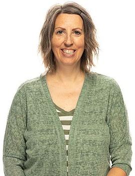 Headshot photo of 琼·赖特 standing in front of a white background.